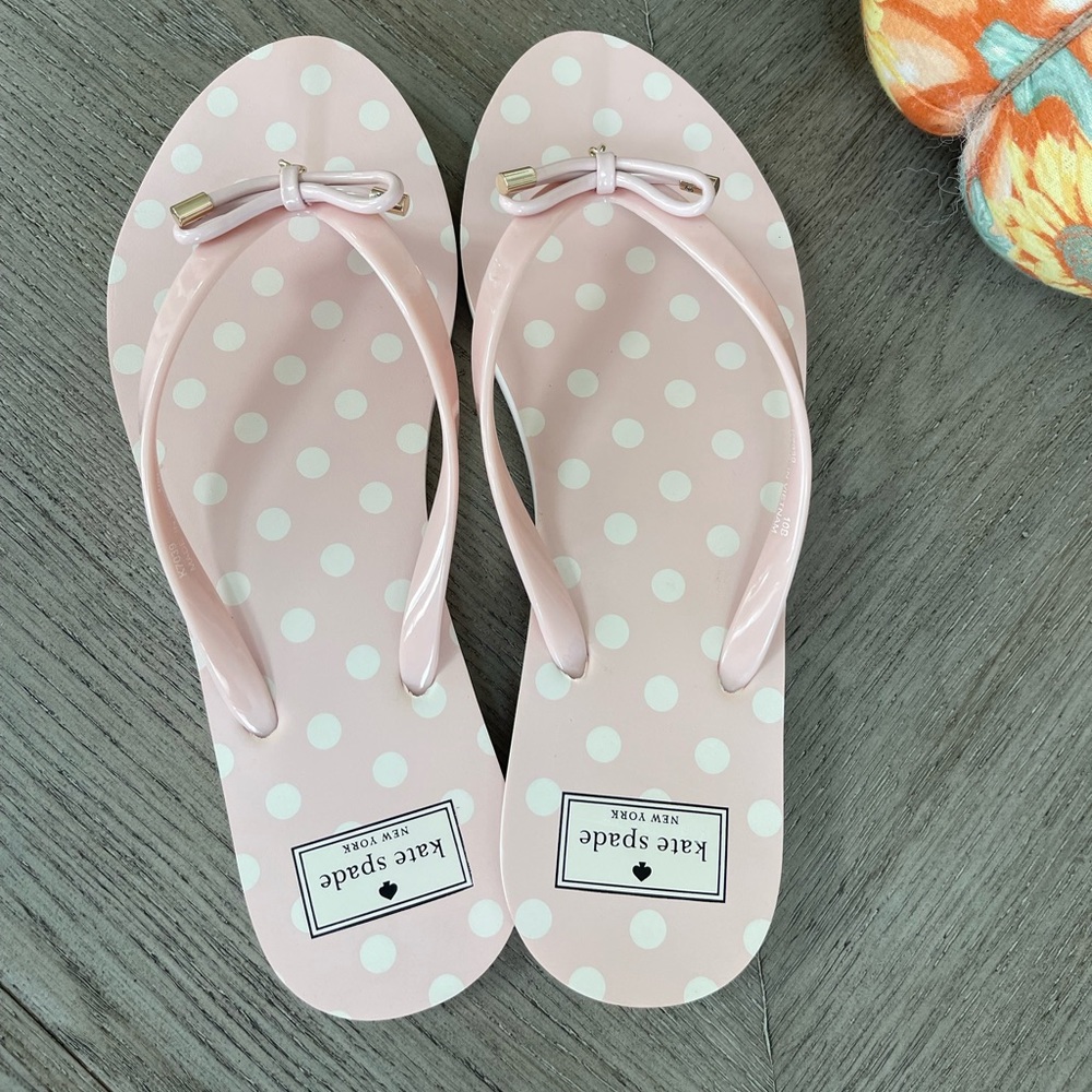 Kate Spade NWOT Nova Pink /White Polka Dot Flip Flops Size 10 gold bow charm